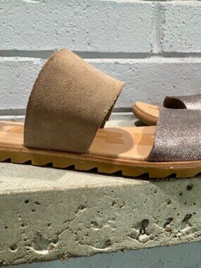 SOREL Sandals Leather straps Size 8 Great Condition!